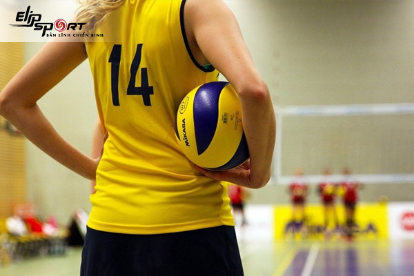 Cách đập bóng chuyền cơ bản, có lực, bóng xoáy và thấp tay, cao tay
